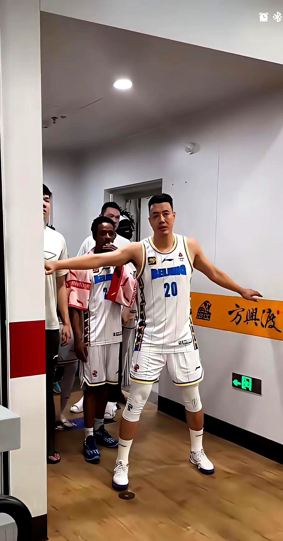 关于今晚浙江队外线爆发JackeyLove新星逆转表现惊艳，赛前广厦男篮临场应变看傻球迷的信息爱游戏体育